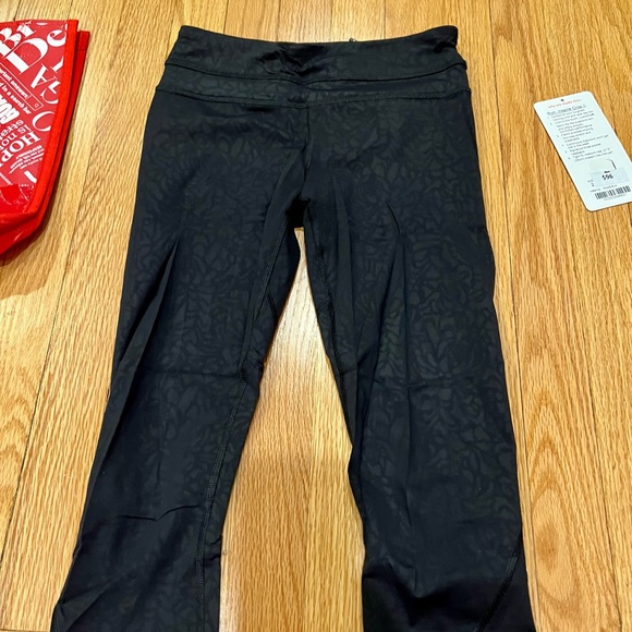 Lululemon run inspire crop II size 2 - special edition rare embossed camo print - Picture 7 of 9